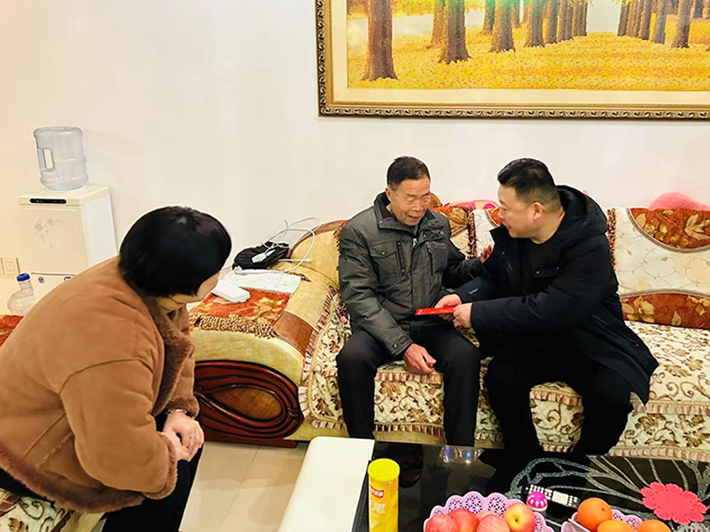 春节前夕走访慰问困难家庭1