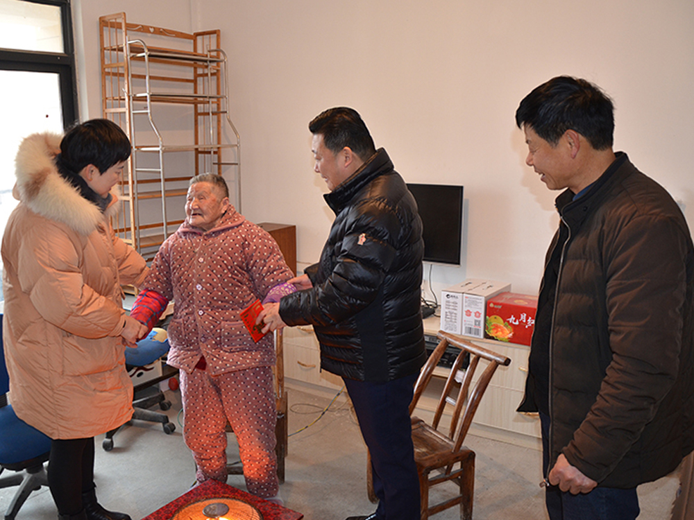 春节前夕走访慰问旭光村困难家庭1