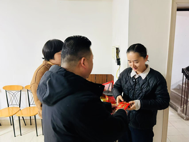 情系困难户  节前送温暖